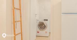a washing machine in a room with a ladder at Naturoase Sinzing / Parkplatz, Waschmaschine, etc. in Sinzing