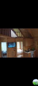 una piccola cucina con armadi in legno e piano di lavoro di SunHouse a Khulo