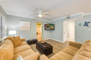 uma sala de estar com um sofá e uma ventoinha de tecto em Seaside Cottage - 535 em Siesta Key