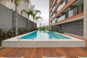 a swimming pool in the middle of a building at Roomo Vila Mariana Vergueiro Residencial in Sao Paulo