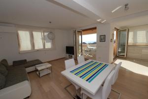Μια τηλεόραση ή/και κέντρο ψυχαγωγίας στο Apartment Mara