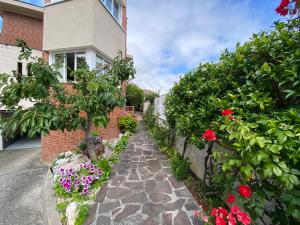 a garden path in front of a house with flowers at Casa Ideal Grupos y familias a 5 minutos de Pamplona, jardín particular y txoko in Barañáin