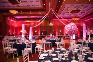 un salón de banquetes con mesas, sillas y flores en Embassy Suites East Peoria Hotel and Riverfront Conference Center en Peoria