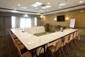 una gran sala de conferencias con una mesa larga y sillas en Homewood Suites by Hilton Alexandria, en Alexandria