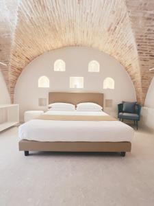 a bedroom with a large bed with a large ceiling at Il Timbro - Dimore Diffuse in Vasto