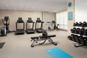 un gimnasio con varias cintas de correr y bicicletas estáticas en Home2 Suites By Hilton Owings Mills, Md en Owings Mills