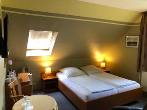 Postel nebo postele na pokoji v ubytování Garni Hotel-Pension Holum + 17 fotografií