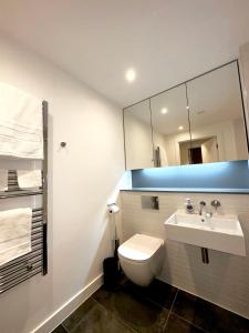 Un baño de Stylish Apartment in Greenwich