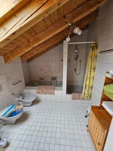 y baño con bañera, aseo y ducha. en Ferienhaus: idyllisch & erholsam, en Eglofs