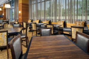 jadalnia ze stołami, krzesłami i oknami w obiekcie Homewood Suites by Hilton Washington DC NoMa Union Station w Waszyngtonie