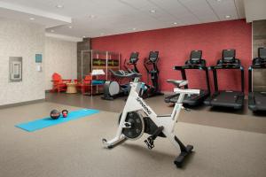 sala de fitness con gimnasio con cinta de correr y pesas en Home2 Suites By Hilton Marysville, en Marysville