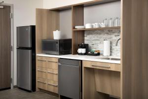 Кухня или мини-кухня в Home2 Suites By Hilton Marysville
