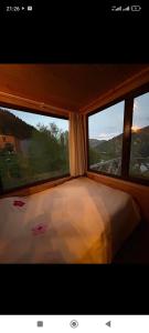 una camera con due finestre e un letto con vista di SunHouse a Khulo