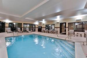 Courtyard by Marriott St Louis Chesterfield في تشيسترفيلد: مسبح كبير في غرفة الفندق