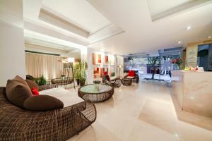 a large living room with couches and tables at Suites Giorgio in Mexico City