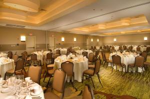 una sala de banquetes con mesas y sillas con manteles blancos en DoubleTree by Hilton Dulles Airport-Sterling en Sterling