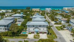 een luchtzicht op een huis met de oceaan op de achtergrond bij Casa Antilles - 1036L in Siesta Key