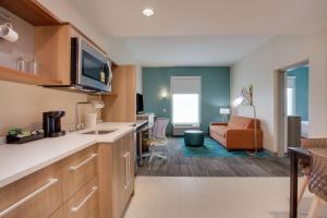 a room with a kitchen and a living room at Home2 Suites By Hilton Clermont in Clermont
