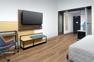 TV a/nebo společenská místnost v ubytování Tru By Hilton Lubbock Southwest