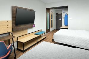 TV a/nebo společenská místnost v ubytování Tru By Hilton Lubbock Southwest