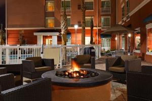 eine Feuerstelle im Innenhof eines Hotels in der Unterkunft Homewood Suites by Hilton Orlando Airport in Orlando