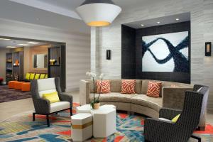 vestíbulo con sofá, sillas y mesa en Homewood Suites by Hilton Miami Downtown/Brickell, en Miami