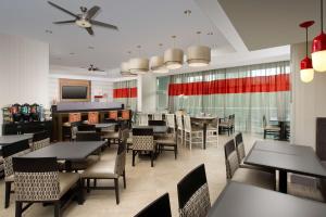 un comedor con mesas y sillas en un restaurante en Homewood Suites by Hilton Miami Downtown/Brickell, en Miami