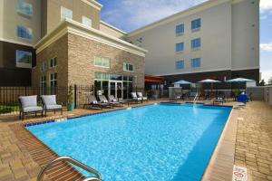Homewood Suites by Hilton Metairie New Orleans في ميتايري: مسبح كبير امام الفندق