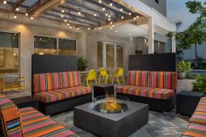 een patio met 2 stoelen en een vuurplaats bij Home2 Suites By Hilton Miami Doral West Airport, Fl in Miami