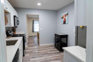 Una cocina o kitchenette en Madrona's Cottage- Fully fenced and pet friendly
