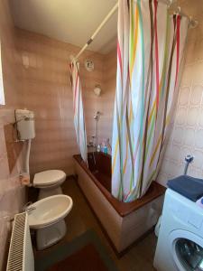 baño con 2 aseos y cortina de ducha en Apartman Lavanda, en Drvar