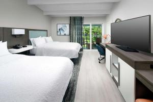 Hampton Inn Marathon - Florida Keys的电视和/或娱乐中心