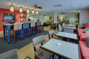 restauracja ze stołami i krzesłami oraz bar w obiekcie Hampton Inn Pittsburgh Greentree w mieście Pittsburgh