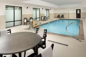 una gran piscina con mesa, sillas, mesa y mesa y mesa de mesa en Hampton Inn & Suites San Antonio Lackland AFB SeaWorld, en San Antonio