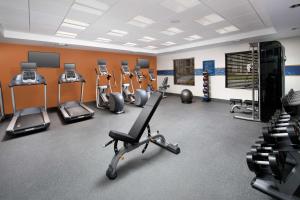 einen Fitnessraum mit mehreren Trainingsgeräten in einem Raum in der Unterkunft Hampton Inn & Suites San Antonio Lackland AFB SeaWorld in San Antonio