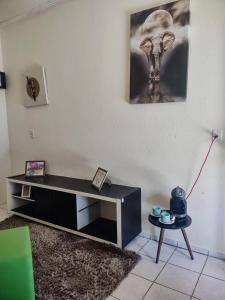 uma sala de estar com um armário preto e uma mesa em Studio 2 próximo ao Centro em Palmas