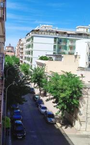 una calle con coches estacionados frente a un edificio en Republic B&B, en Bitonto