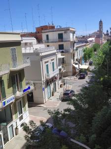 una vista aérea de una calle de la ciudad con edificios en Republic B&B, en Bitonto