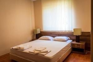 En eller flere senge i et værelse på 3 bedroom seaview apartment /Ground floor/ + 47 billeder