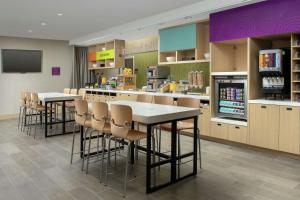 Кухня или кухненски бокс в Home2 Suites By Hilton Edison