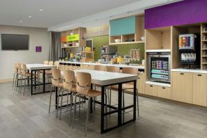 Kuchyň nebo kuchyňský kout v ubytování Home2 Suites By Hilton Edison
