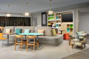 uma sala de estar com um sofá, uma mesa e cadeiras em Home2 Suites by Hilton San Antonio Lackland SeaWorld em San Antonio