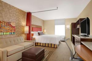 um quarto de hotel com uma cama e uma televisão em Home2 Suites by Hilton Baltimore/White Marsh em White Marsh