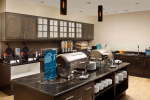una cocina con una encimera con dos máquinas. en Homewood Suites San Antonio Airport en San Antonio