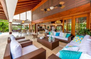 Sunny vacation Villa No 76 في San Rafael del Yuma: غرفة معيشة كبيرة مع كنب وكراسي