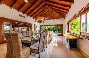 Sunny vacation Villa No 76 في San Rafael del Yuma: غرفة طعام مع طاولة وكراسي طويلة