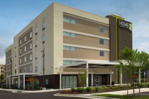 un gran edificio con un cartel de hotel en Home2 Suites by Hilton Arundel Mills BWI Airport, en Hanover