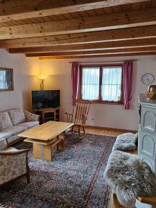 ein Wohnzimmer mit einem Sofa und einem Tisch in der Unterkunft Ferienhaus: idyllisch & erholsam in Eglofs