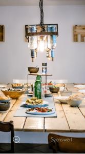 einen Tisch mit Teller mit Lebensmitteln darüber in der Unterkunft Seenswert - Vegane Pension und Ferienwohnungen am Ammersee in Pähl