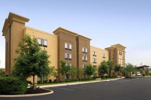 Hampton Inn & Suites San Antonio Northwest/Medical Center في سان انطونيو: مبنى امامه شارع